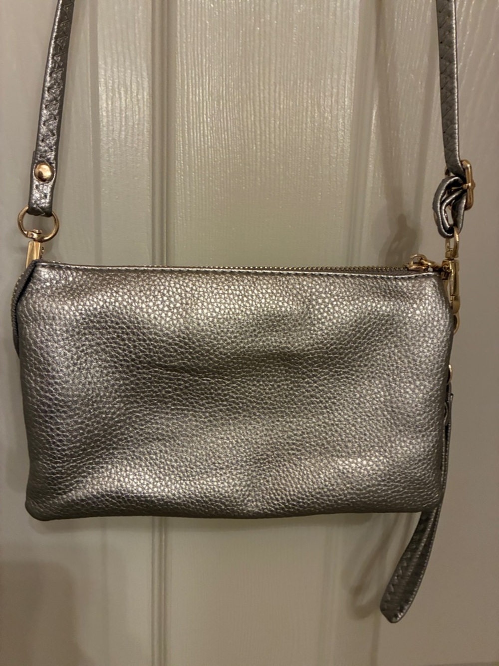 Metallic Silver Pebbled Crossbody Bag with Detachable Strap